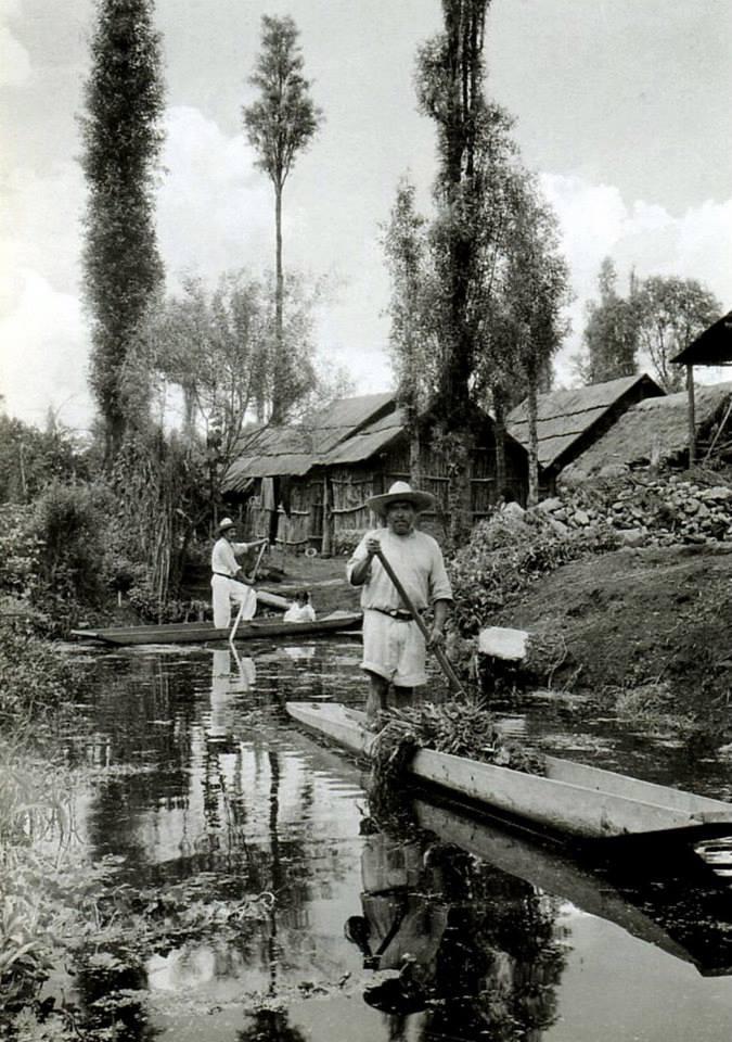 Fotografía histórica de un trajinero en los canales de Xochimilco