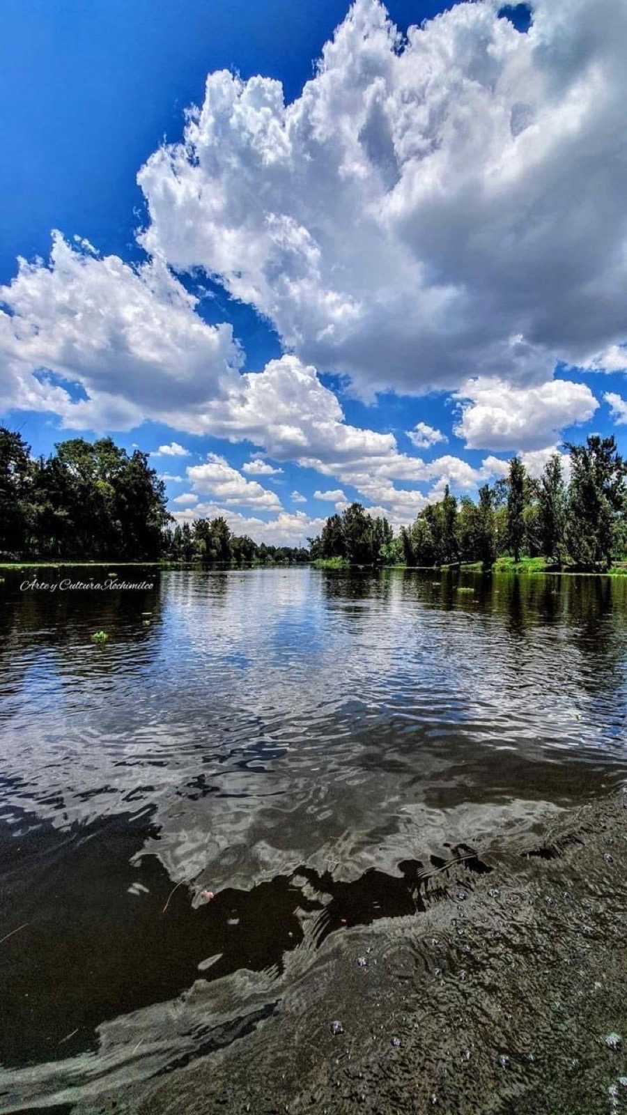 Canal amplio de Xochimilco con cielo azul