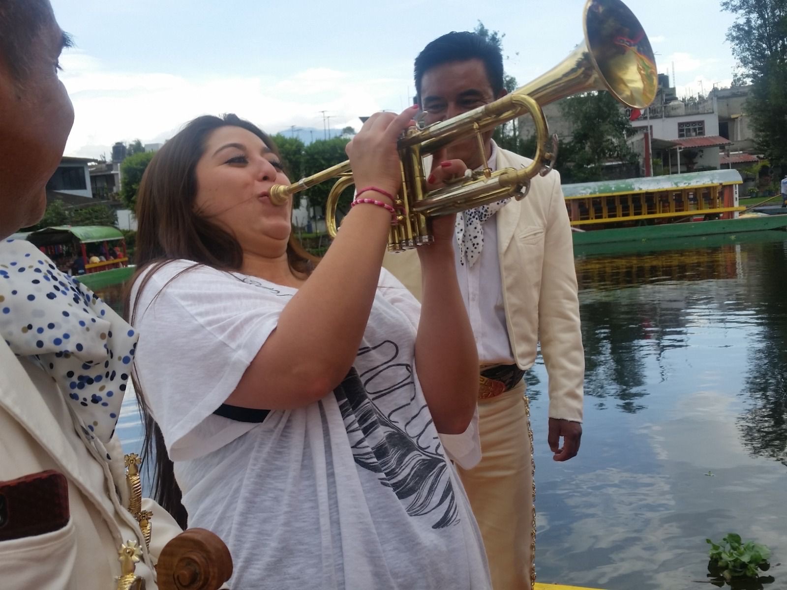 Musicos tocando trompeta durante un paseo en trajinera